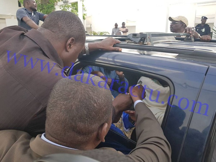 ME ABDOULAYE WADE A DAKAR : Les images exclusives de son arrivée en compagnie de son épouse et de Me Madické Niang