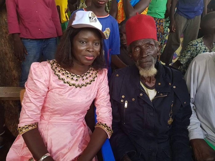 DIARRÈRE : Thérèse Faye Diouf pose avec un militant de Macky Sall âgé de 104 ans DIARRÈRE : Thérèse Faye Diouf pose avec un militant de Macky Sall âgé de 104 ans