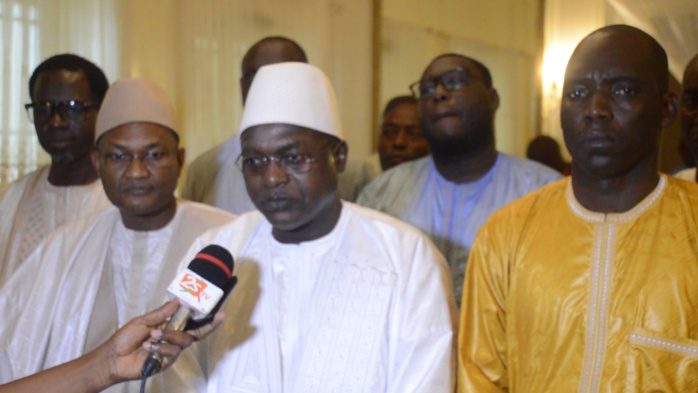 Enquête sur la distribution de l’argent et des moteurs hors-bord destinés aux pêcheurs rapatriés : L’État attend les conclusions de l’enquête, selon Oumar Guèye Enquête sur la distribution de l’argent et des moteurs hors-bord destinés aux pêcheurs rapatriés : L’État attend les conclusions de l’enquête, selon Oumar Guèye