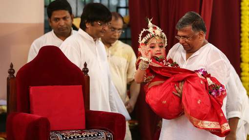 Une fillette de 3 ans intronisée nouvelle "déesse vivante" au Népal