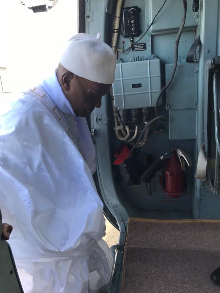 A la tête d'une forte délégation, Me Abdoulaye Wade quitte Dakar à bord d'un hélicoptère en direction de Touba A la tête d'une forte délégation, Me Abdoulaye Wade quitte Dakar à bord d'un hélicoptère en direction de Touba