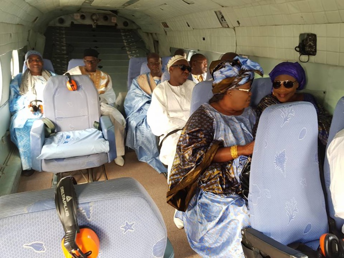 A la tête d'une forte délégation, Me Abdoulaye Wade quitte Dakar à bord d'un hélicoptère en direction de Touba A la tête d'une forte délégation, Me Abdoulaye Wade quitte Dakar à bord d'un hélicoptère en direction de Touba