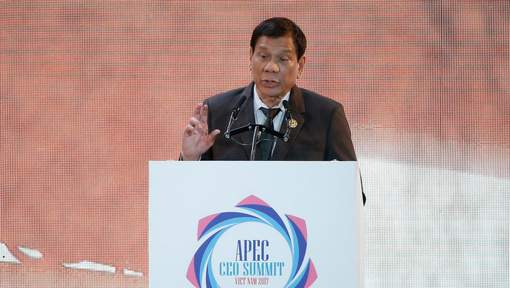 Le président philippin affirme avoir poignardé quelqu'un à mort à 16 ans