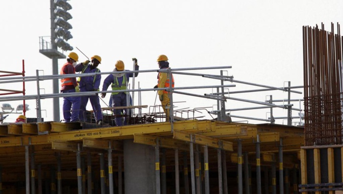 Le Qatar instaure un salaire minimum pour les travailleurs étrangers