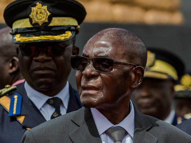 ZIMBABWE : Alors que la situation reste floue, Robert Mugabe apparaît en public