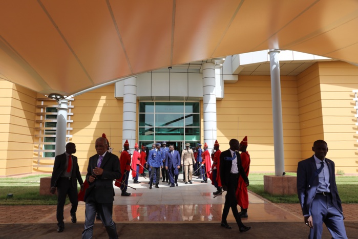 Le Président de la République Macky Sall dans le nouveau d'honneur de l'AIBD avant son départ pour Tokyo Le Président de la République Macky Sall dans le nouveau d'honneur de l'AIBD avant son départ pour Tokyo