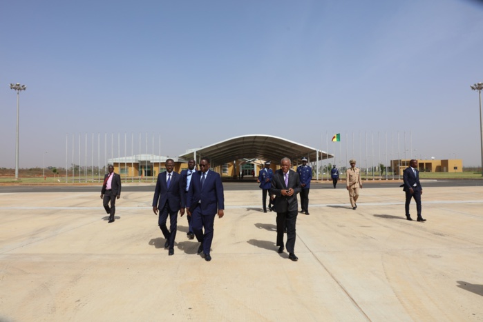 Le Président de la République Macky Sall dans le pavillon présidentiel de l'AIBD avant son départ pour Tokyo Le Président de la République Macky Sall dans le pavillon présidentiel de l'AIBD avant son départ pour Tokyo