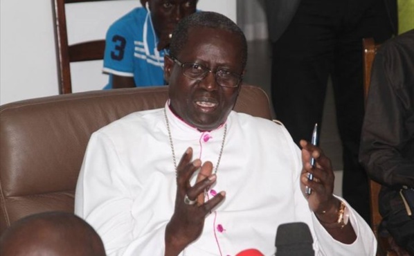 Immigration clandestine : Mgr Benjamin Ndiaye dénonce la "pression" des familles sur les jeunes