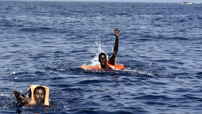 ITALIE : Un capitaine de bateau jette un Sénégalais en mer pour éviter un contrôle des gardes côtes