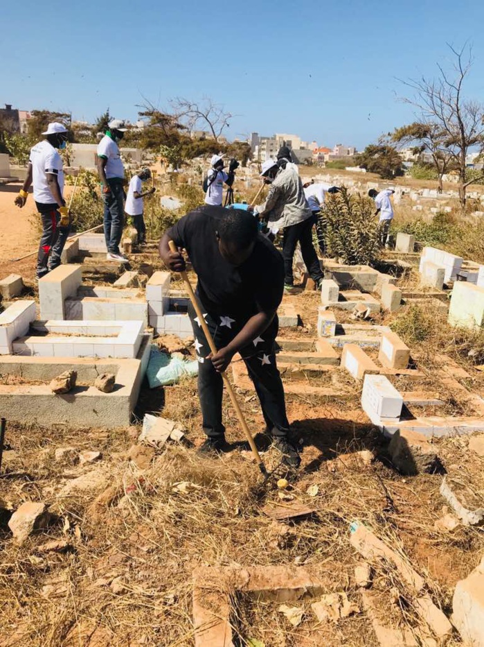 Les images du désherbage du cimetière de Yoff par l’association Intérêt Général Les images du désherbage du cimetière de Yoff par l’association Intérêt Général