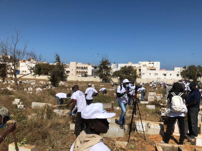 Les images du désherbage du cimetière de Yoff par l’association Intérêt Général Les images du désherbage du cimetière de Yoff par l’association Intérêt Général