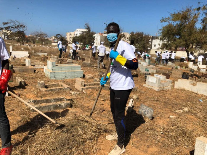 Les images du désherbage du cimetière de Yoff par l’association Intérêt Général Les images du désherbage du cimetière de Yoff par l’association Intérêt Général