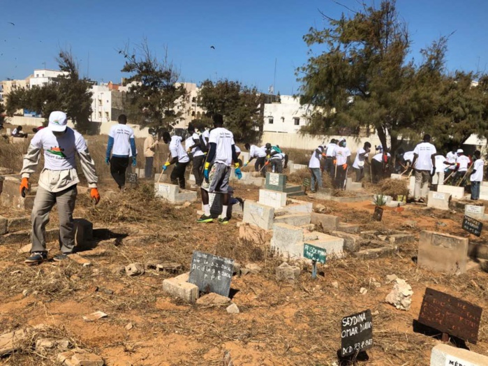 Les images du désherbage du cimetière de Yoff par l’association Intérêt Général