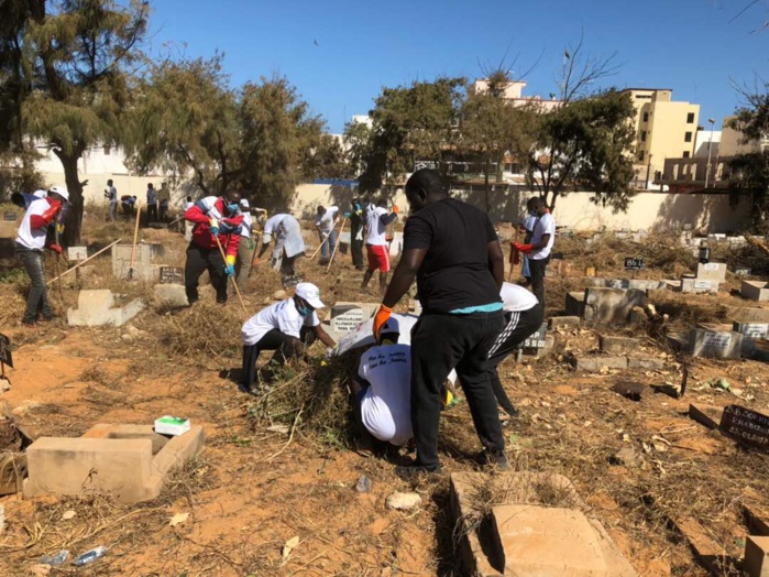 Les images du désherbage du cimetière de Yoff par l’association Intérêt Général Les images du désherbage du cimetière de Yoff par l’association Intérêt Général