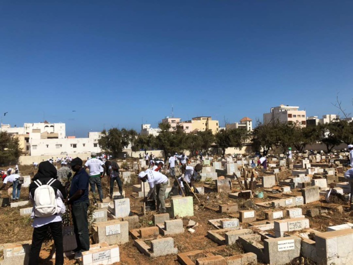 Les images du désherbage du cimetière de Yoff par l’association Intérêt Général