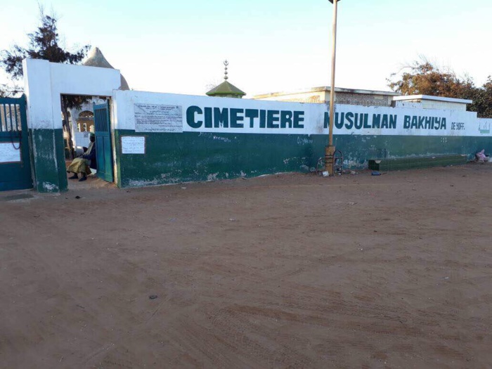 Les images du désherbage du cimetière de Yoff par l’association Intérêt Général Les images du désherbage du cimetière de Yoff par l’association Intérêt Général