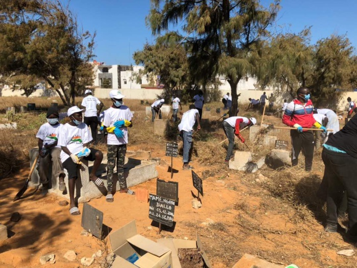 Les images du désherbage du cimetière de Yoff par l’association Intérêt Général Les images du désherbage du cimetière de Yoff par l’association Intérêt Général