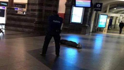 La police abat un homme en possession d'un couteau à la gare de Gand