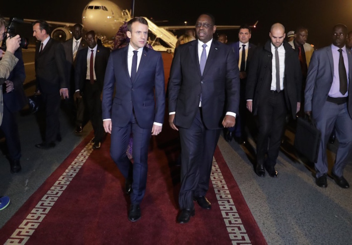 Insolite / Visite de Macron : Des drapeaux rouges tapissent le mur de la base militaire de Mermoz Insolite / Visite de Macron : Des drapeaux rouges tapissent le mur de la base militaire de Mermoz
