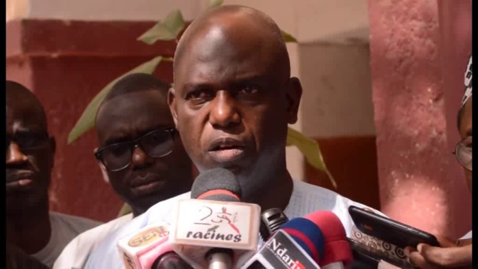 Mansour Faye, parlant de l'interdiction d'accès à l'aéroport à Awa Ndiaye, se justifie : "Même mon épouse a été retenue à la porte" Mansour Faye, parlant de l'interdiction d'accès à l'aéroport à Awa Ndiaye, se justifie : "Même mon épouse a été retenue à la porte"