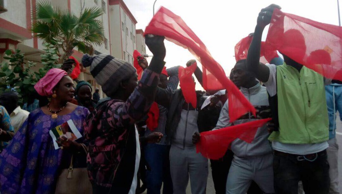 MACKY SALL À NOUAKCHOTT : Les Karimistes arborent des brassards rouges et manifestent MACKY SALL À NOUAKCHOTT : Les Karimistes arborent des brassards rouges et manifestent