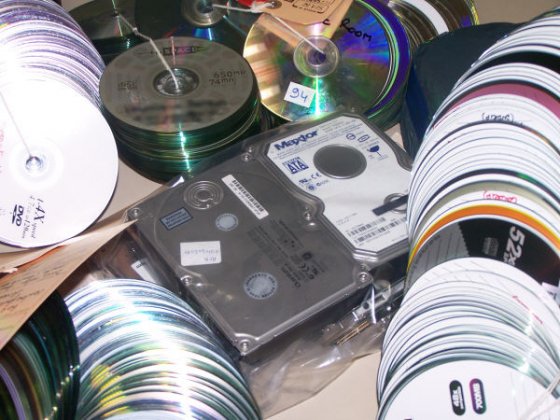 Plus de dix mille CD contrefaits saisis, une trentaine de personnes interpelées