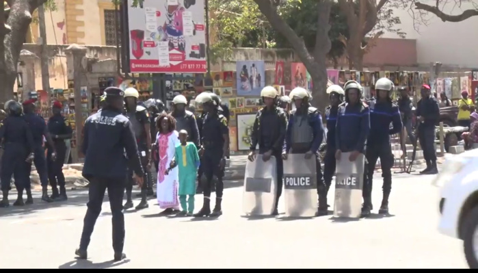 Grenades lacrymogènes à l’intérieur d’une école : La Police nie et indexe l’expansion des odeurs de gaz comme ayant affecté les élèves