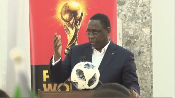 Le trophée de la la Coupe du Monde brandi au Palais par le président Macky Sall Le trophée de la la Coupe du Monde brandi au Palais par le président Macky Sall