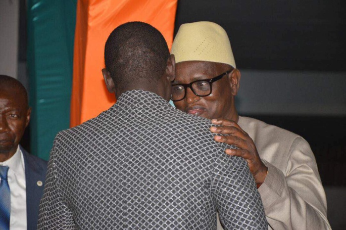 SOIRÉE "COMEVA" AU CICES : Pape Diouf fait danser les autorités dont le Premier ministre SOIRÉE "COMEVA" AU CICES : Pape Diouf fait danser les autorités dont le Premier ministre