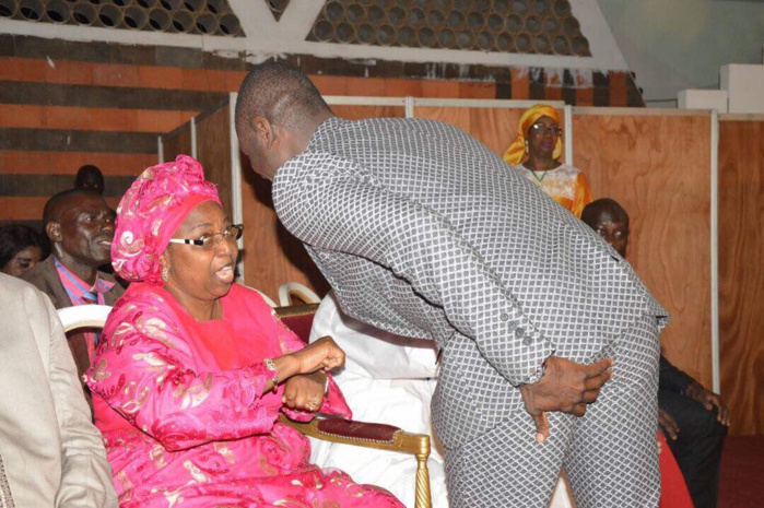 SOIRÉE "COMEVA" AU CICES : Pape Diouf fait danser les autorités dont le Premier ministre SOIRÉE "COMEVA" AU CICES : Pape Diouf fait danser les autorités dont le Premier ministre