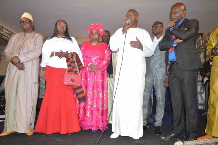 SOIRÉE "COMEVA" AU CICES : Pape Diouf fait danser les autorités dont le Premier ministre SOIRÉE "COMEVA" AU CICES : Pape Diouf fait danser les autorités dont le Premier ministre