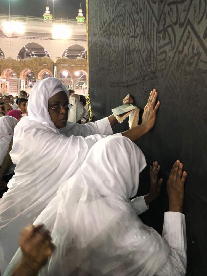 La première Dame Marième Faye Sall effectue une Oumrah à la Mecque (IMAGES)