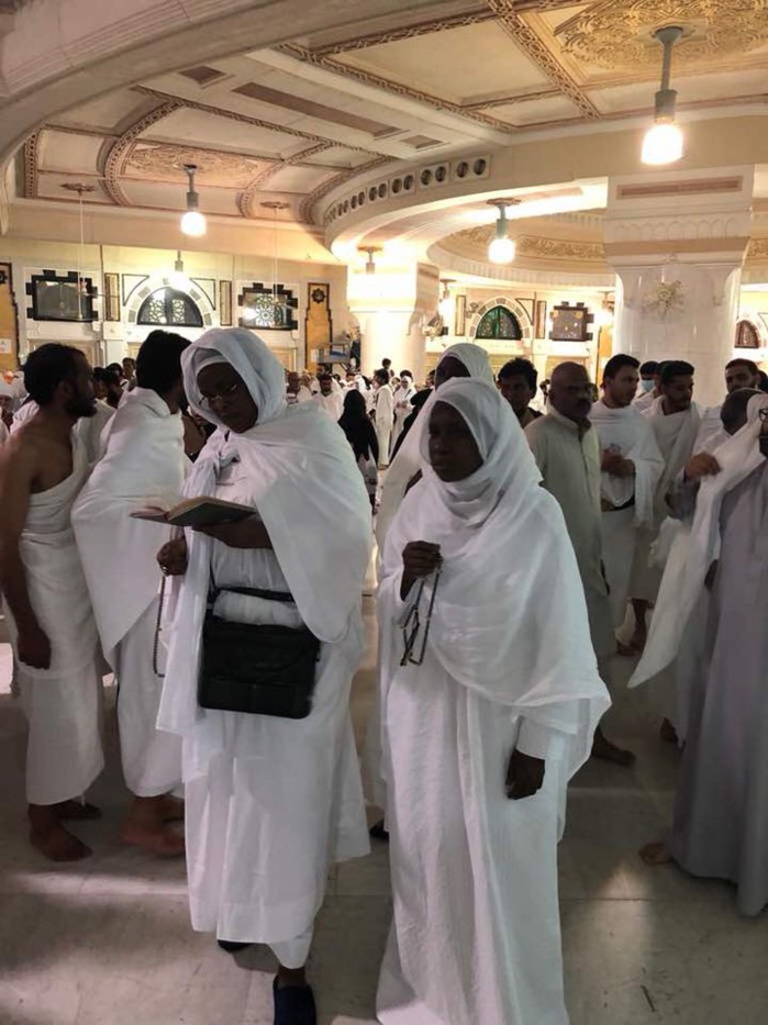 La première Dame Marième Faye Sall effectue une Oumrah à la Mecque (IMAGES)
