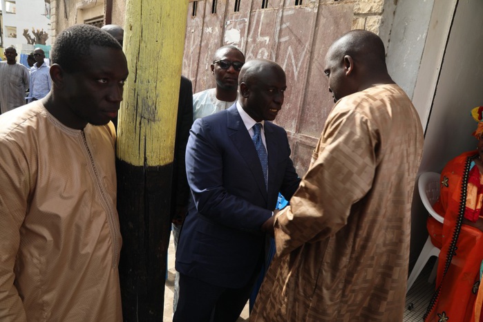 Présentation de condoléances chez Serigne Diagne : Idy dévoile un pan de sa jeunesse auprès de la famille Présentation de condoléances chez Serigne Diagne : Idy dévoile un pan de sa jeunesse auprès de la famille