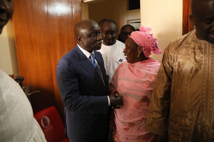 Présentation de condoléances chez Serigne Diagne : Idy dévoile un pan de sa jeunesse auprès de la famille Présentation de condoléances chez Serigne Diagne : Idy dévoile un pan de sa jeunesse auprès de la famille