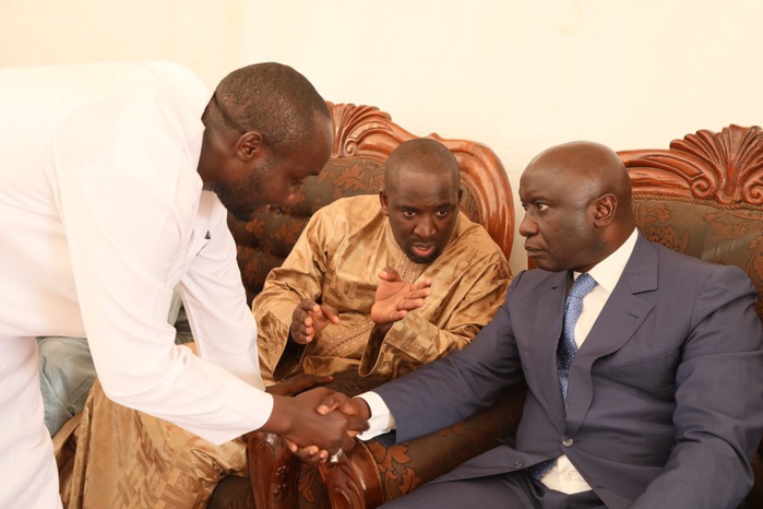 Présentation de condoléances chez Serigne Diagne : Idy dévoile un pan de sa jeunesse auprès de la famille Présentation de condoléances chez Serigne Diagne : Idy dévoile un pan de sa jeunesse auprès de la famille