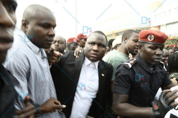 Urgent : Déthié Fall et les militants de Rewmi forcent la porte du Commissariat du 4ème pour faire libérer Idrissa Seck
