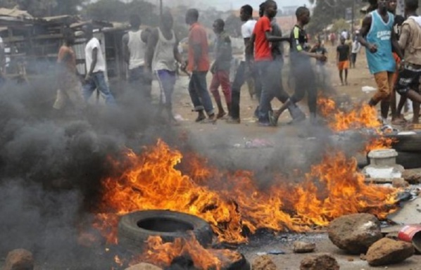 Thiès : La circulation bloquée, des pneus brûlés après l’arrestation de Idrissa Seck