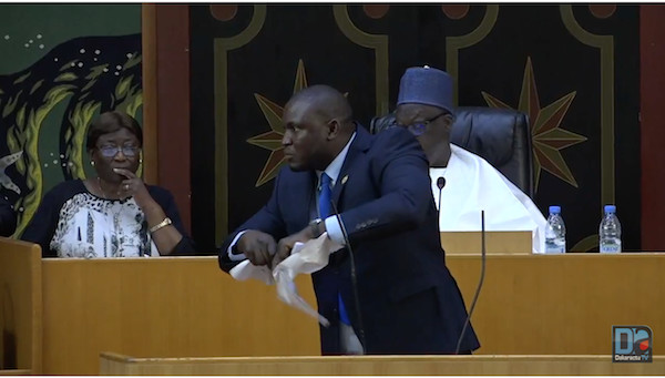 Parrainage : Toussaint Manga déchire le texte, un député de l’opposition a failli gifler son collègue de la majorité