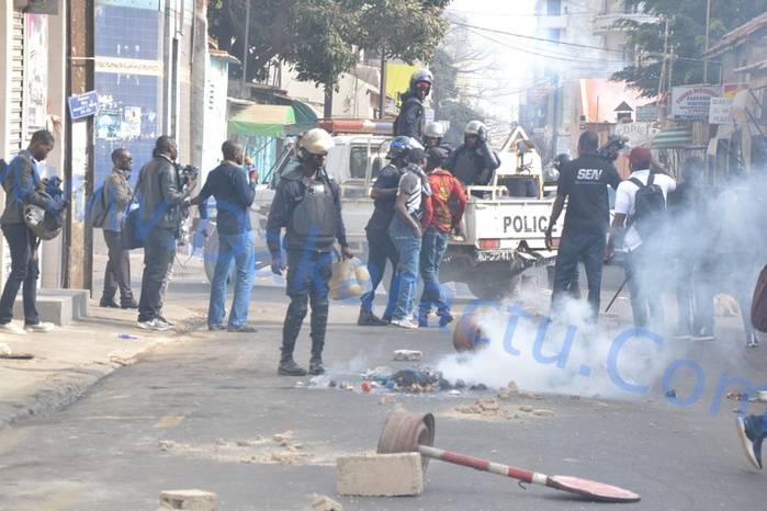 Les images de la manifestation contre le vote du projet de loi sur le parrainage