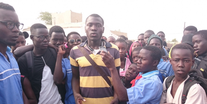 Kaolack / Sibassor : Les élèves délogent leurs camarades du privé pour empêcher leurs professeurs grévistes d'enseigner dans ces établissements scolaires Kaolack / Sibassor : Les élèves délogent leurs camarades du privé pour empêcher leurs professeurs grévistes d'enseigner dans ces établissements scolaires