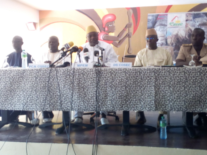 Le ministre de la Pêche adoube le DG du Cosec, les chargeurs et plébiscite les réalisations de Macky Sall dans le secteur Le ministre de la Pêche adoube le DG du Cosec, les chargeurs et plébiscite les réalisations de Macky Sall dans le secteur