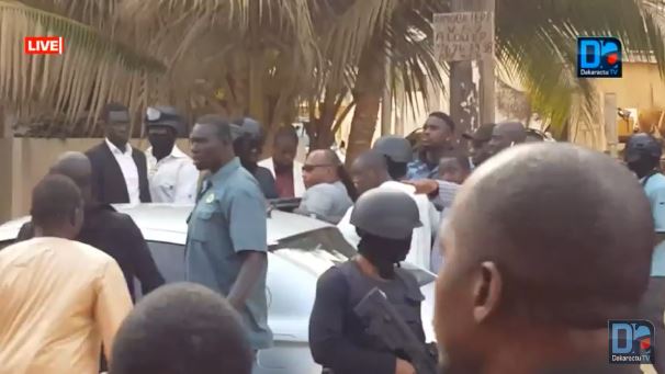 Vague d’arrestations devant ses locaux : Dakaractu dénonce « un acharnement » contre ses invités de marque