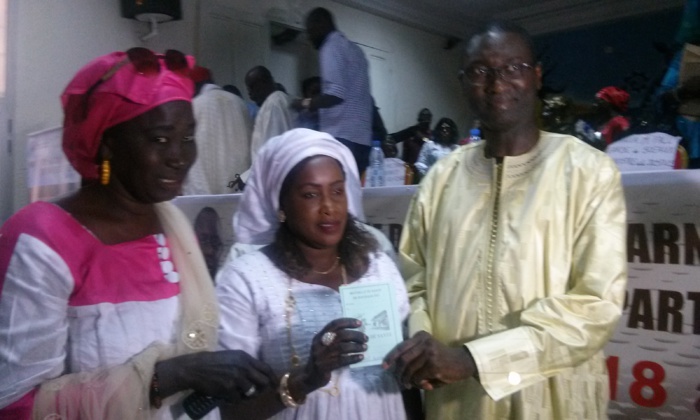 Rufisque : Après les élèves, Ismaila Madior Fall enrôle les 400 ’’Badiénou GOX’’ dans la CMU. Rufisque : Après les élèves, Ismaila Madior Fall enrôle les 400 ’’Badiénou GOX’’ dans la CMU.