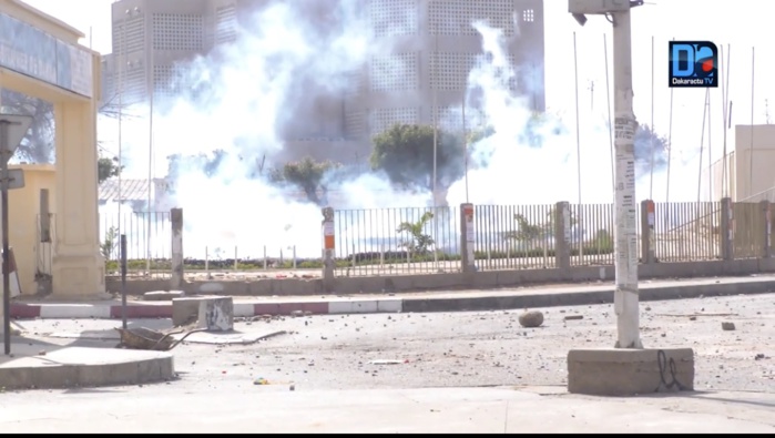 Sens dessus dessous sur l’axe Dakar-St-Louis : retour sur un mardi noir dans les universités sénégalaises Sens dessus dessous sur l’axe Dakar-St-Louis : retour sur un mardi noir dans les universités sénégalaises