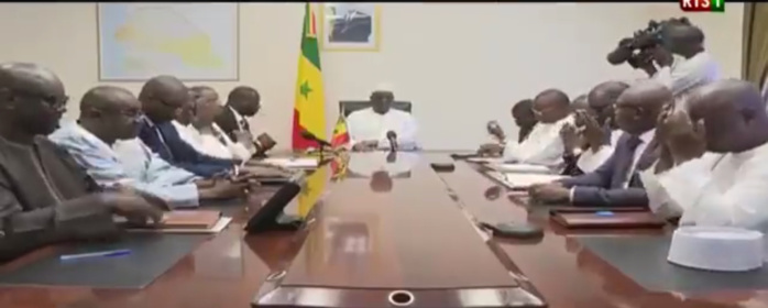 Drame du stade Demba Diop : Macky Sall s’entretient avec les familles des victimes (Images) Drame du stade Demba Diop : Macky Sall s’entretient avec les familles des victimes (Images)