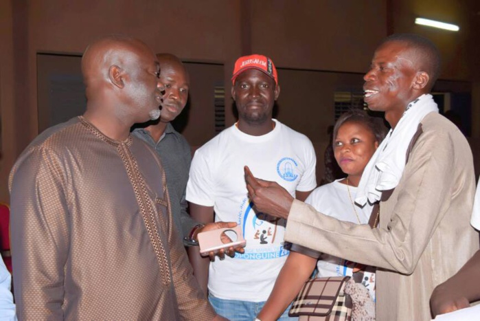 GANDIAYE-  POPENGUINE- Pape Demba Bitèye équipe les 2000 marcheurs et revient sur l'importance que le Président Sall accorde à la jeunesse.