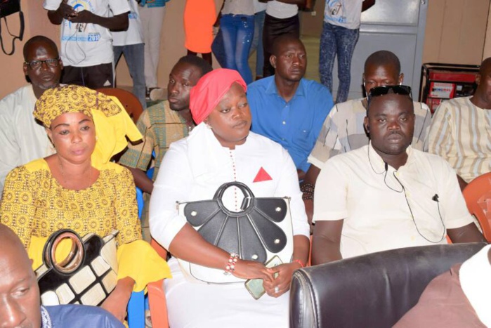 GANDIAYE- POPENGUINE- Pape Demba Bitèye équipe les 2000 marcheurs et revient sur l'importance que le Président Sall accorde à la jeunesse. GANDIAYE- POPENGUINE- Pape Demba Bitèye équipe les 2000 marcheurs et revient sur l'importance que le Président Sall accorde à la jeunesse.