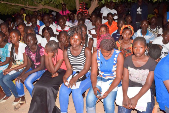 GANDIAYE- POPENGUINE- Pape Demba Bitèye équipe les 2000 marcheurs et revient sur l'importance que le Président Sall accorde à la jeunesse. GANDIAYE- POPENGUINE- Pape Demba Bitèye équipe les 2000 marcheurs et revient sur l'importance que le Président Sall accorde à la jeunesse.