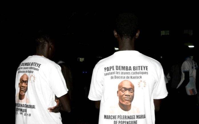 GANDIAYE- POPENGUINE- Pape Demba Bitèye équipe les 2000 marcheurs et revient sur l'importance que le Président Sall accorde à la jeunesse. GANDIAYE- POPENGUINE- Pape Demba Bitèye équipe les 2000 marcheurs et revient sur l'importance que le Président Sall accorde à la jeunesse.